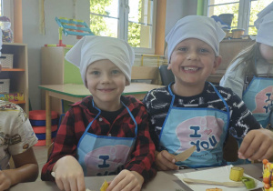 3.Oluś I Franek kroją na kawałki ulubione owoce