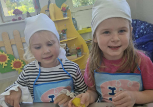 4.Ala i Ola siedzą przy stoliku i kroją owoce