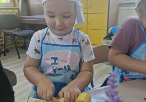 5.Szymek kroi ulubione owoce na sałatkę owocową