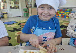 6.Karol przyrządza sałatkę owocową