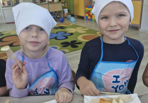 7.Nadia i Klara jedzą przygotowane sałatki owocowe