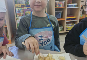 9.Julek siedzi przy stoliku. Przed chłopcem leży talerzyk z pokrojonymi owocami