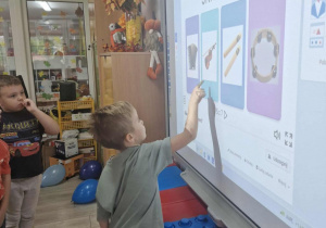 10.Ignacy rozwiązuje quiz na tablicy multimedialnej