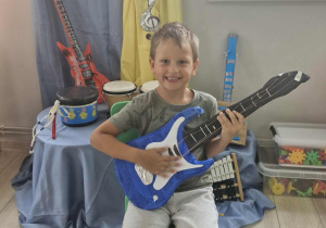 14.Franuś pozuje z gitarą elektryczną