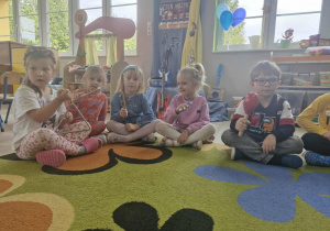 16.Maja, Zuzia, Nadia, Lila i Tymuś grają na instrumentach muzycznych