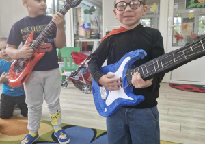 17.Oskar i Antoś udają grę na gitarach elektrycznych
