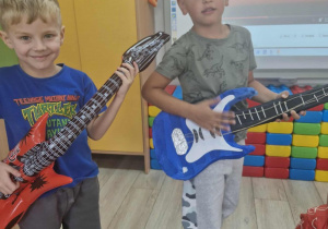 5.Olek i Franek udają, że grają na gitarach elektrycznych