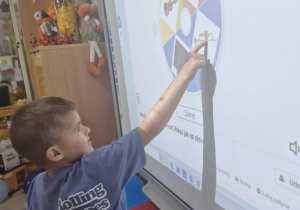 7.Staś rozwiązuje quiz muzyczny na tablicy multimedialnej