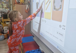 8.Zuzia rozwiązuje quiz muzyczny na tablicy multimedialnej