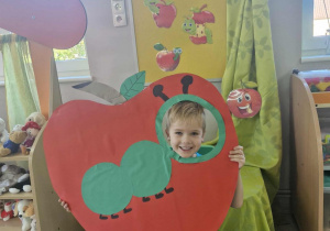 1.Ignaś pozuje do zdjęcia w foto – budce w kształcie jabłka