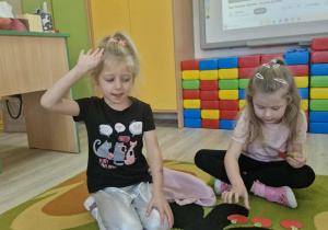 10.Lila i Ola układają przed sobą kolorowe papierowe jabłka