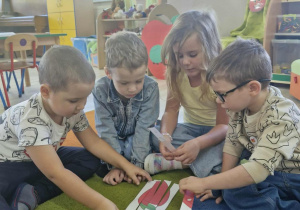 15.Szymek, Marcel, Weronika i Antoś układają obrazek z części „Jabłuszko”