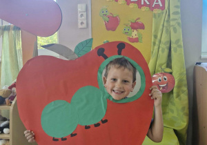 2.Franuś pozuje do zdjęcia w foto – budce