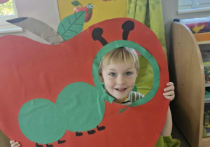 20.Wojtuś K. pozuje do zdjęcia w foto – budce