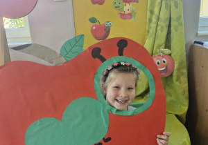 21.Majka pozuje do zdjęcia w foto – budce w kształcie jabłka