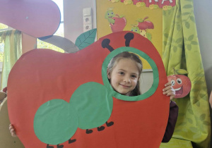 22.Oliwka pozuje do zdjęcia w foto – budce