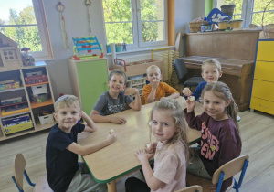 24.Dzieci z grupy Biedronek oglądają bajkę pt. „Jabłuszko”