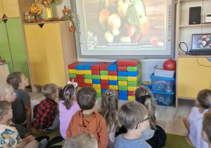 3.Przedszkolaki oglądają film edukacyjny na tablicy multimedialnej
