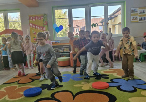 5.Tymek i Franek w trakcie zabawy „slalom z jabłkiem”