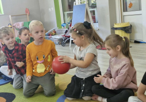 7.Maja podaje czerwoną piłkę Lucjanowi