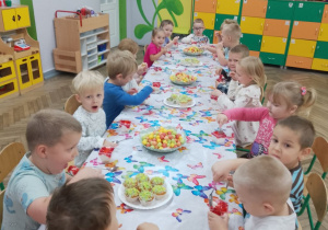 Wspólny poczęstunek dzieci