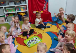 Grupa Pszczółek na tle dekoracji pozuje z instrumentami.