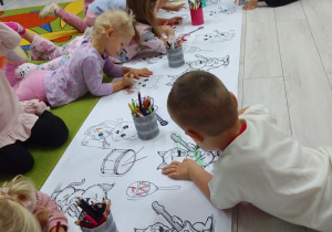 Pszczółki wypełniają kolorem obrazki konturowe.