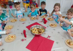Pszczółki degustują własnoręcznie przygotowaną sałatkę owocową.