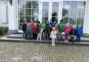 Dzieci pozują pod Szkołą Muzyczną w Kutnie