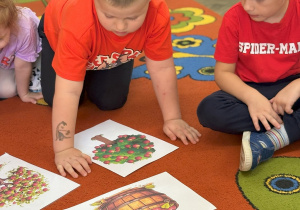 Dzieci oglądają drzewa z jabłkami