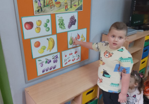 2.Kornel pokazuje i przelicza gruszki.