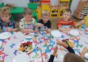 5.Chłopcy robią owocowe szaszłyki.