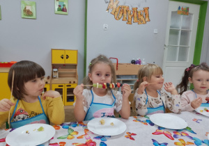 13.Cztery dziewczynki w trakcie konsumowania.