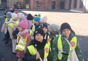 Dzieci idą po chodniku z upominkami otrzymanymi od Właścicieli młyna.