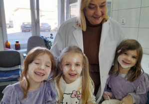 Emma, Nikola i Weronika pozują do zdjęcia z Panią właścicielką młyna.