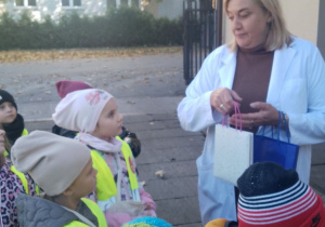 Dzieci podziękowały Pani właścicielce młyna za miłe przyjęcie i wręczyły upominki.