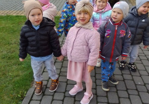 Maluchy idą do punktu dydaktycznego pod nazwą - „Królestwo owadów”.