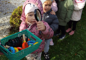 Pszczółki ustawione w „pociąg” biorą lupy z koszyczka.