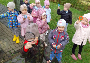 Grupa Pszczółek z lupami idzie na poszukiwanie mrówek.