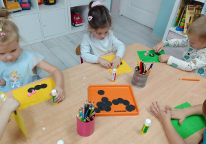 Maja, Hania i Szymon wykonują pracę plastyczną - „Mrówka”.