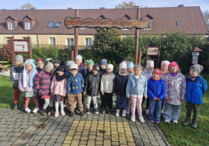 1.Dzieci z grupy Biedronek stoją przy wejściu do „Królestwa owadów”