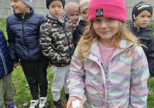 10.Weronika trzyma w dłoni kostki cukru potrzebne do wykonania eksperymentu