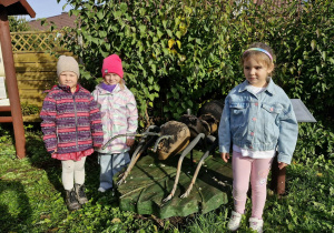 2.Maja, Weronika i Klara stoją przy rzeźbie mrówki