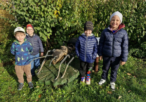 3.Wojtuś Z. Tymek, Wojtuś K. oraz Franek pozują do zdjęcia obok rzeźby mrówki