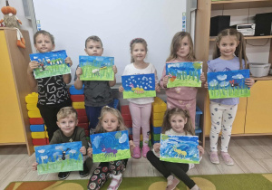 7.Przedszkolaki prezentują wykonane przez siebie prace plastyczne pt. „Mrówka”