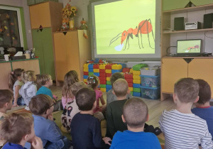 9.Przedszkolaki oglądają film edukacyjny o życiu mrówek