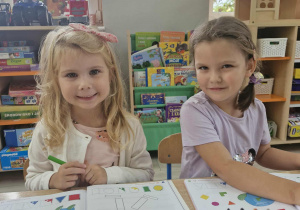 14.Ala i Klara kolorują w podręcznikach pajacyka z figur geometrycznych