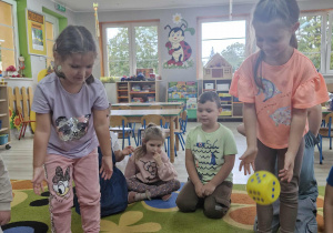 9.Klara i Oliwia stoją w okręgach i rzucają kostkami