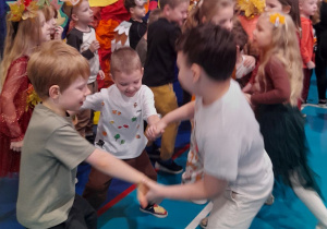 Dzieci wesoło tańczą przy muzyce.