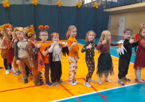 Dzieci ustawione w pociąg jadą na słodki poczęstunek.